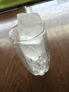 グラスに氷沢山